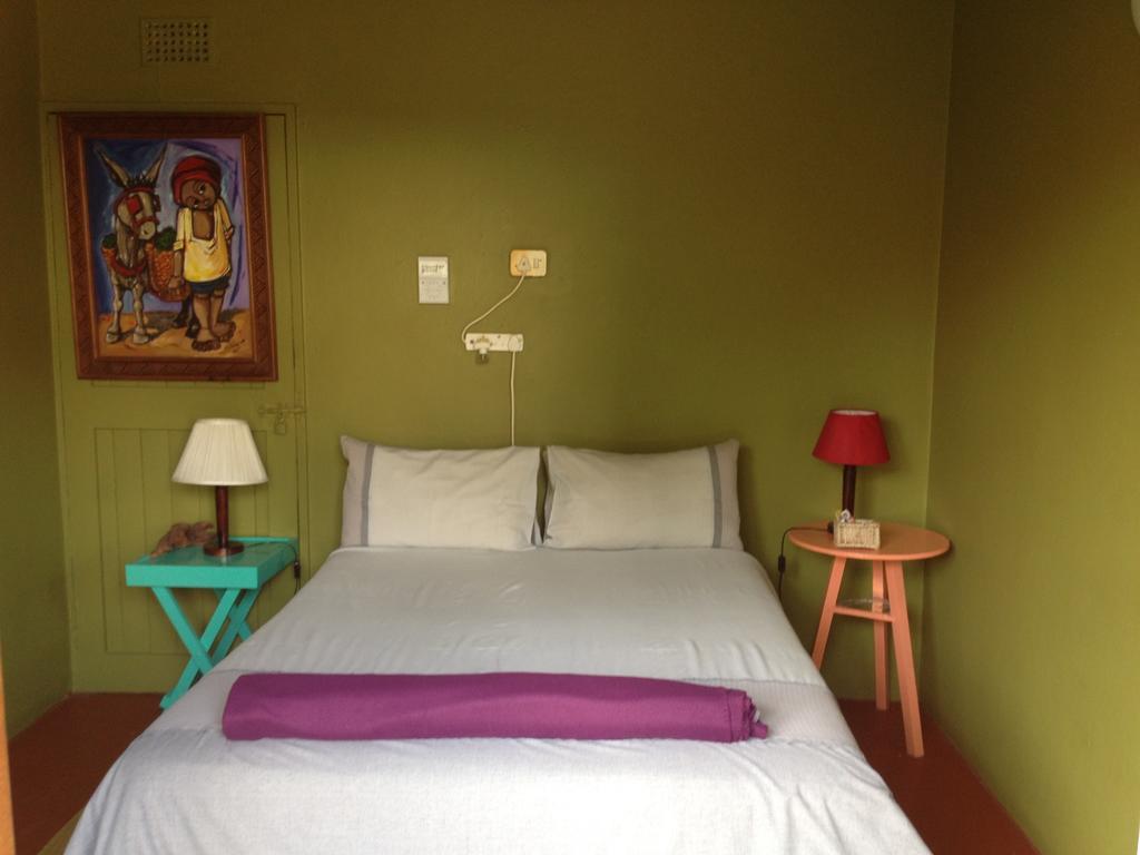 Jungle Monkey Backpackers Hostel Port Saint John's Room photo